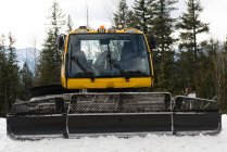 Сучасна снігова вантажівка в сніжному сезоні — стокове фото