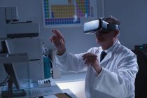 Чоловічий вчений використовує лабораторію гарнітури віртуальної реальності — стокове фото