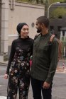 Glückliches Paar schaut sich in der Stadtstraße an — Stockfoto