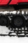 Camión quitanieves limpiando nieve durante el invierno - foto de stock