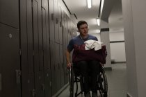 Homme handicapé intelligent avec son sac dans les vestiaires — Photo de stock