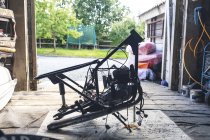 Piezas de moto en garaje de reparación - foto de stock