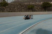 Athlète handicapé en fauteuil roulant sur une piste de course — Photo de stock