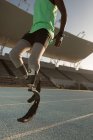 Niedriger Abschnitt eines behinderten Athleten, der auf einer Laufbahn läuft — Stockfoto