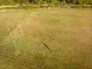 Регбист смотрит на гол в поле в солнечный день — стоковое фото
