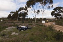 Drone pairando no ar na floresta — Fotografia de Stock