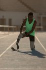 Athlète handicapé se préparant pour la course sur une piste de course — Photo de stock