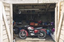 Мотоцикл стоїть у ремонті гаража — стокове фото