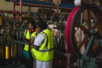 Работники, взаимодействующие друг с другом в производстве канатов — стоковое фото