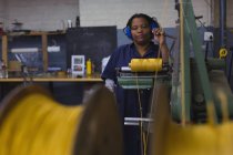 Trabalhador atento que trabalha na indústria de fabricação de cordas — Fotografia de Stock