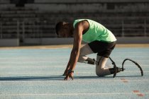 Спортсмен-инвалид готовится к гонке на беговой дорожке — стоковое фото