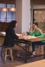 Бізнесмен і бізнес-леді обговорюють креслення в офісі — стокове фото