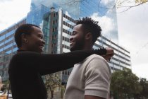 Romantisches Paar schaut sich in der Stadtstraße an — Stockfoto