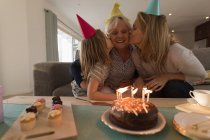 Семья из нескольких поколений празднует день рождения в гостиной на дому — стоковое фото