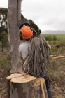 Taglialegna rilassante sul tronco d'albero nella foresta — Foto stock