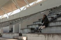 Junge Behindertensportlerin trägt Kapuzenpullover an Sportstätte — Stockfoto