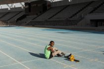 Behinderter Sportler trägt Beinprothese auf Laufstrecke — Stockfoto