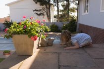 Vue latérale de fille jouant dans le porche — Photo de stock