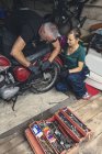Vista de alto ângulo da mecânica de reparação de moto na garagem — Fotografia de Stock