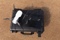 Primo piano del drone tenuto sulla custodia protettiva — Foto stock