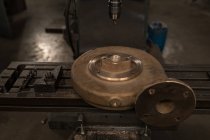 Крупним планом прес дриль і металевий шматок в майстерні — стокове фото