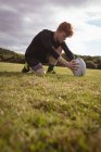 Rugbyspieler platziert Rugbyball auf dem Feld an einem sonnigen Tag — Stockfoto