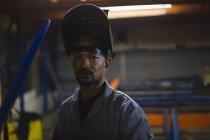 Портрет працівника, що стоїть у мотузковій промисловості — стокове фото