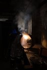 Внимательный кузнец с помощью сварочной горелки в мастерской — стоковое фото