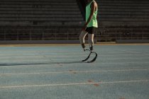 Unterteil eines behinderten Athleten, der auf einer Laufbahn steht — Stockfoto