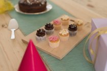 Cupcake vari disposti sul taglio largo — Foto stock