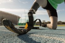 Инвалид-спортсмен готовится к гонке на беговой дорожке — стоковое фото