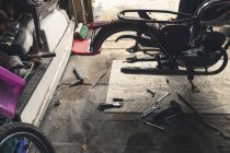 Vue grand angle de la moto dans le garage de réparation — Photo de stock