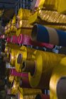 Rollo de rosca en rack en la industria de fabricación de cuerdas - foto de stock