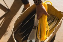 Arbeiter entfernen Seil aus Pappe in der Seilerei-Industrie — Stockfoto