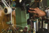 Close-up de trabalhador operando máquina tear na indústria de fabricação de cordas — Fotografia de Stock
