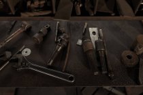 Nahaufnahme der Anordnung von Schmiedewerkzeugen in der Werkstatt — Stockfoto