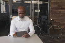 Männliche Führungskraft mit digitalem Tablet am Tisch im Büro — Stockfoto