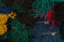 Varios racimos de cuerdas en la industria de fabricación de cuerdas - foto de stock