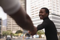 Coppia felice che si tiene per mano in strada — Foto stock