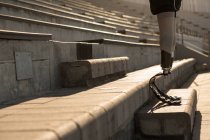 Baixa seção de lixar atleta com deficiência em local de esportes — Fotografia de Stock