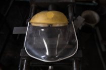 Крупный план защитного шлема в мастерской — стоковое фото