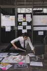 Внимательный мужчина-руководитель, работающий над ноутбуком в офисе — стоковое фото