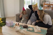 Famille multi-génération fête son anniversaire dans le salon à la maison — Photo de stock