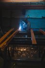 Aufmerksame Arbeiter mit Schweißbrenner in der Seilerei-Industrie — Stockfoto