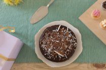 Sovraccarico di torta con cioccolatini schiacciati in un piatto — Foto stock