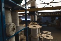 Rolo de corda organizado em rack de paletes na indústria de fabricação de cordas — Fotografia de Stock