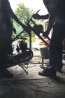 Unterteil des Mechanikers repariert Motorrad in Garage — Stockfoto