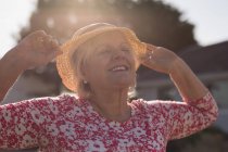 Seniorin tanzt an einem sonnigen Tag im Garten — Stockfoto