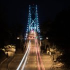 Pont suspendu moderne avec sentier lumineux — Photo de stock