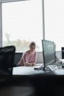 Empresária concentrada que trabalha no escritório — Fotografia de Stock